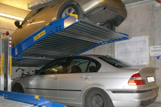 Gdy brakuje miejsca w garażu – pomyśl o platformie parkingowej